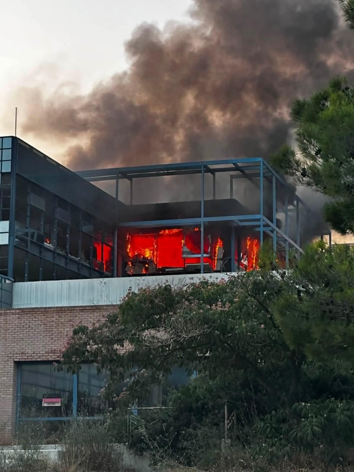Πυρκαγιά σε εγκαταλελειμμένο κτίριο επί της Λεωφόρου Κύμης στις Αχαρνές