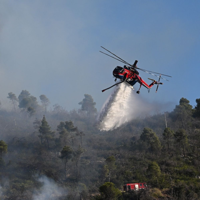 Πυρκαγιά σε αγροτοδασική έκταση στην Άνω Περαία Θεσσαλονίκης – Επιχειρούν 20 πυροσβέστες και 3 εναέρια μέσα