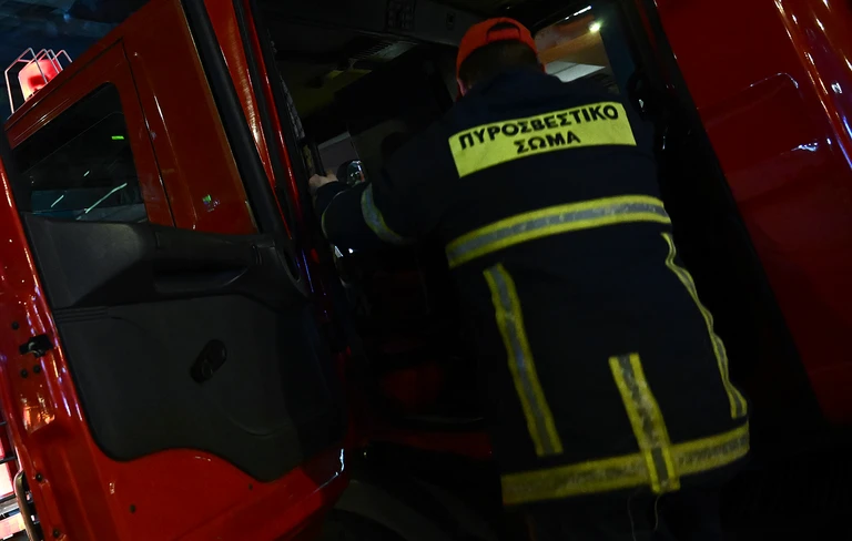 Χωρίς τις αισθήσεις του εντοπίστηκε 70χρονος μετά από πυρκαγιά σε διαμέρισμα στην Καλλιθέα