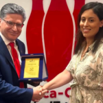 Τιμητική βράβευση της Coca-Cola Τρία Έψιλον από τη HELPHELLAS για τη στήριξη των πυροσβεστών