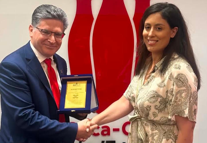 Τιμητική βράβευση της Coca-Cola Τρία Έψιλον από τη HELPHELLAS για τη στήριξη των πυροσβεστών
