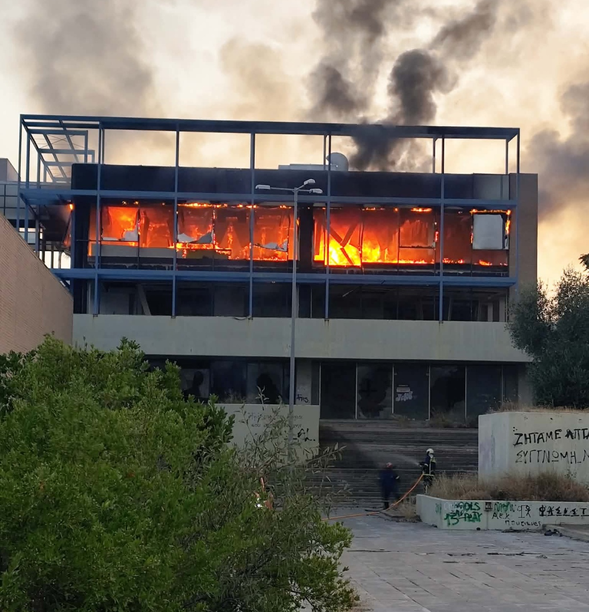 Πυρκαγιά σε εγκαταλελειμμένο κτίριο επί της Λεωφόρου Κύμης στις Αχαρνές Πυρκαγιά σε εγκαταλελειμμένο κτίριο επί της Λεωφόρου Κύμης στις Αχαρνές