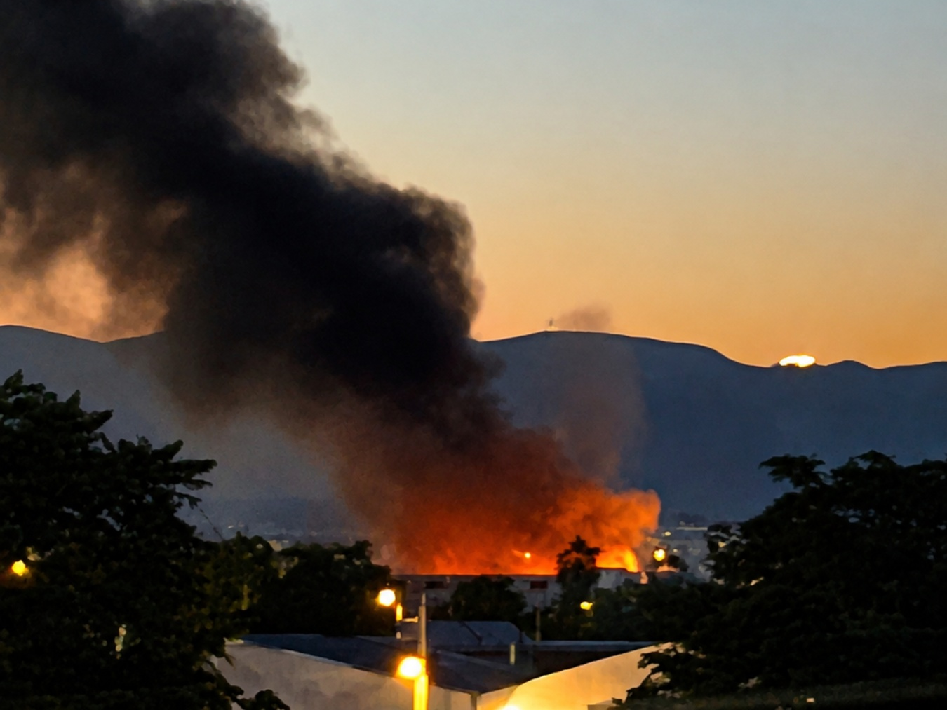 Πυρκαγιά σε χώρο απορριμμάτων επιχείρησης στο Ρουφ Πυρκαγιά σε χώρο απορριμμάτων επιχείρησης στο Ρουφ