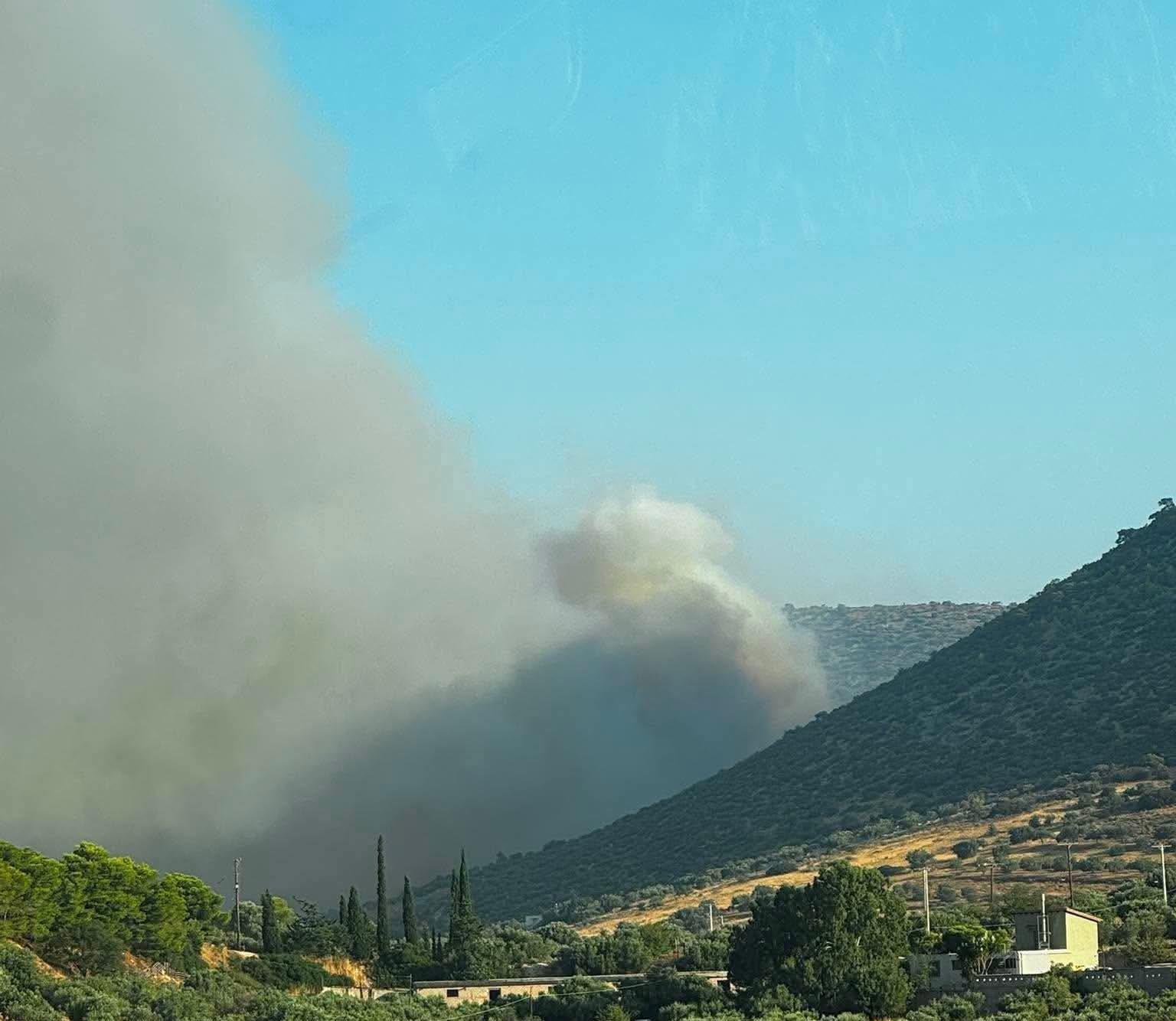 Ενισχύθηκαν οι δυνάμεις στην πυρκαγιά στον Κουβαρά Αττικής
