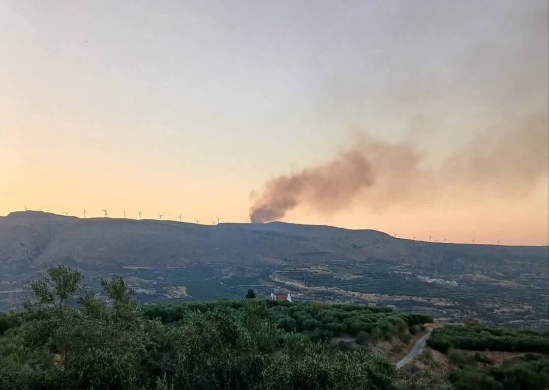 Πυρκαγιά σε αγροτοδασική έκταση στην περιοχή Αχλαδιά Σητείας στην Κρήτη Πυρκαγιά σε αγροτοδασική έκταση στην περιοχή Αχλαδιά Σητείας στην Κρήτη