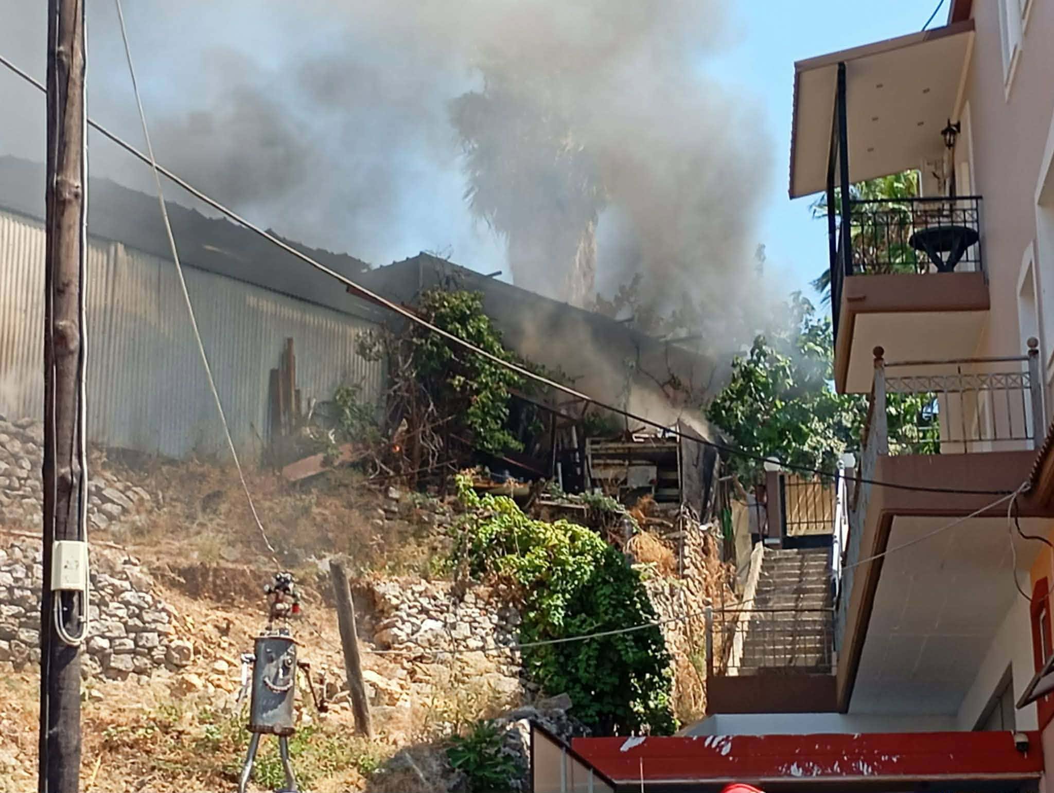 Πυρκαγιά σε χώρο επιχείρησης στο Καστράκι Δωρίδας Πυρκαγιά σε χώρο επιχείρησης στο Καστράκι Δωρίδας