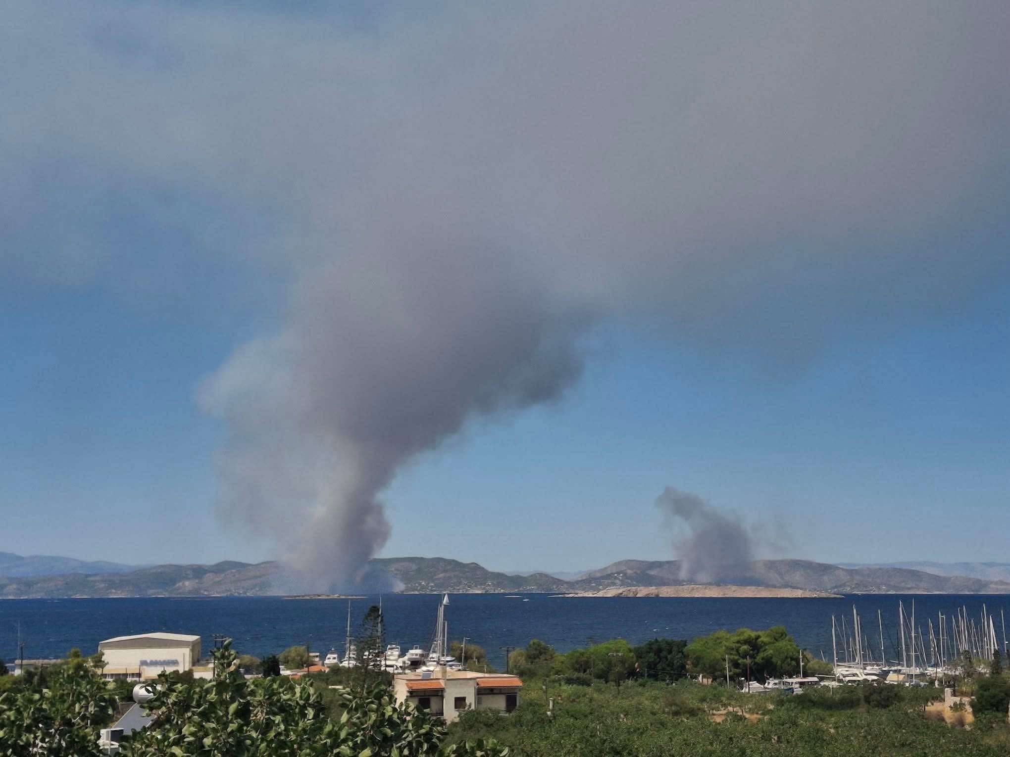 Ενισχύθηκαν οι δυνάμεις στις πυρκαγιές σε Περιστέρια και Σελήνια Σαλαμίνας – 146 πυροσβέστες και 10 εναέρια μέσα