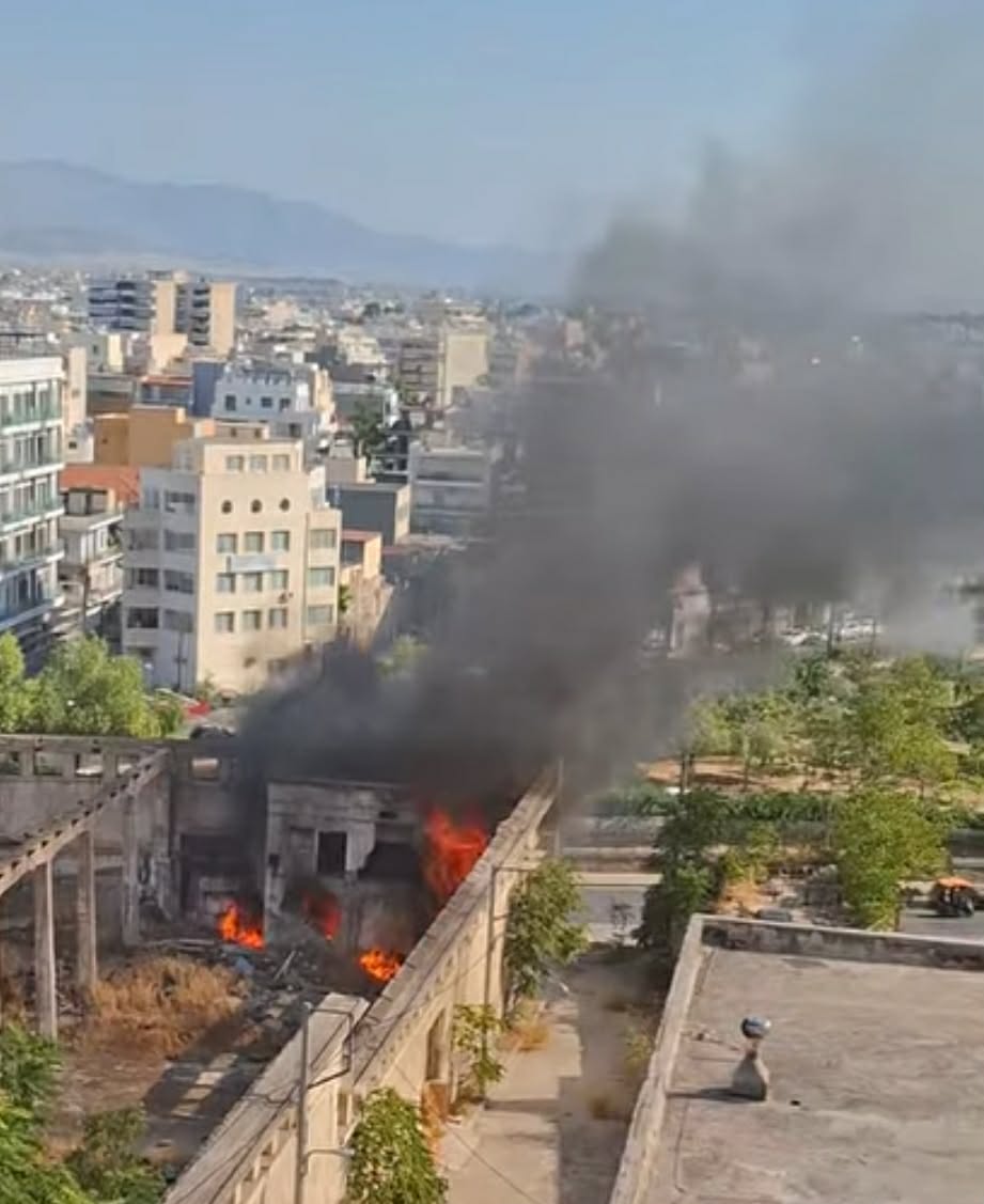 Πυρκαγιά σε εγκαταλελειμμένο κτίριο επί της οδού Σκυλίτση στον Πειραιά