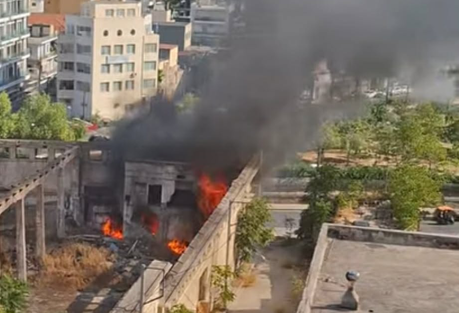 Πυρκαγιά σε εγκαταλελειμμένο κτίριο επί της οδού Σκυλίτση στον Πειραιά