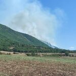 Ενισχύθηκαν οι δυνάμεις στην πυρκαγιά στην Παρασκευή Δεσκάτης Γρεβενών – 50 πυροσβέστες και 5 εναέρια μέσα