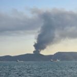Ενισχύθηκαν οι δυνάμεις στην πυρκαγιά στο Ελληνικό Σαλαμίνας – 80 πυροσβέστες και 6 εναέρια μέσα