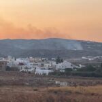 Πυρκαγιά σε χαμηλή βλάστηση στην περιοχή Κώστος Πάρου – Επιχειρούν 8 πυροσβέστες