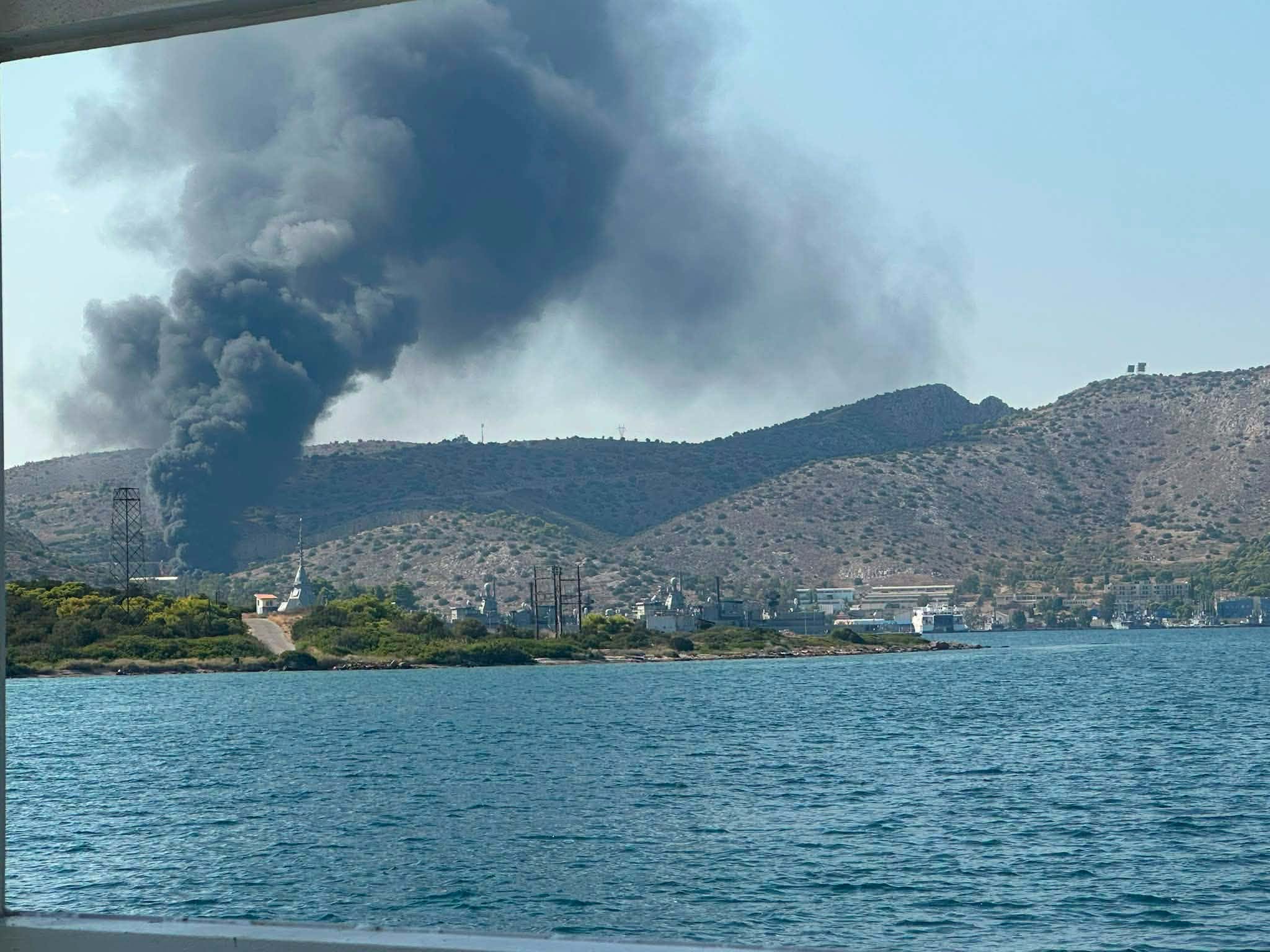 Πυρκαγιά σε χαμηλή βλάστηση στην περιοχή Ελληνικό Σαλαμίνας – Επιχειρούν 24 πυροσβέστες και 4 εναέρια μέσα