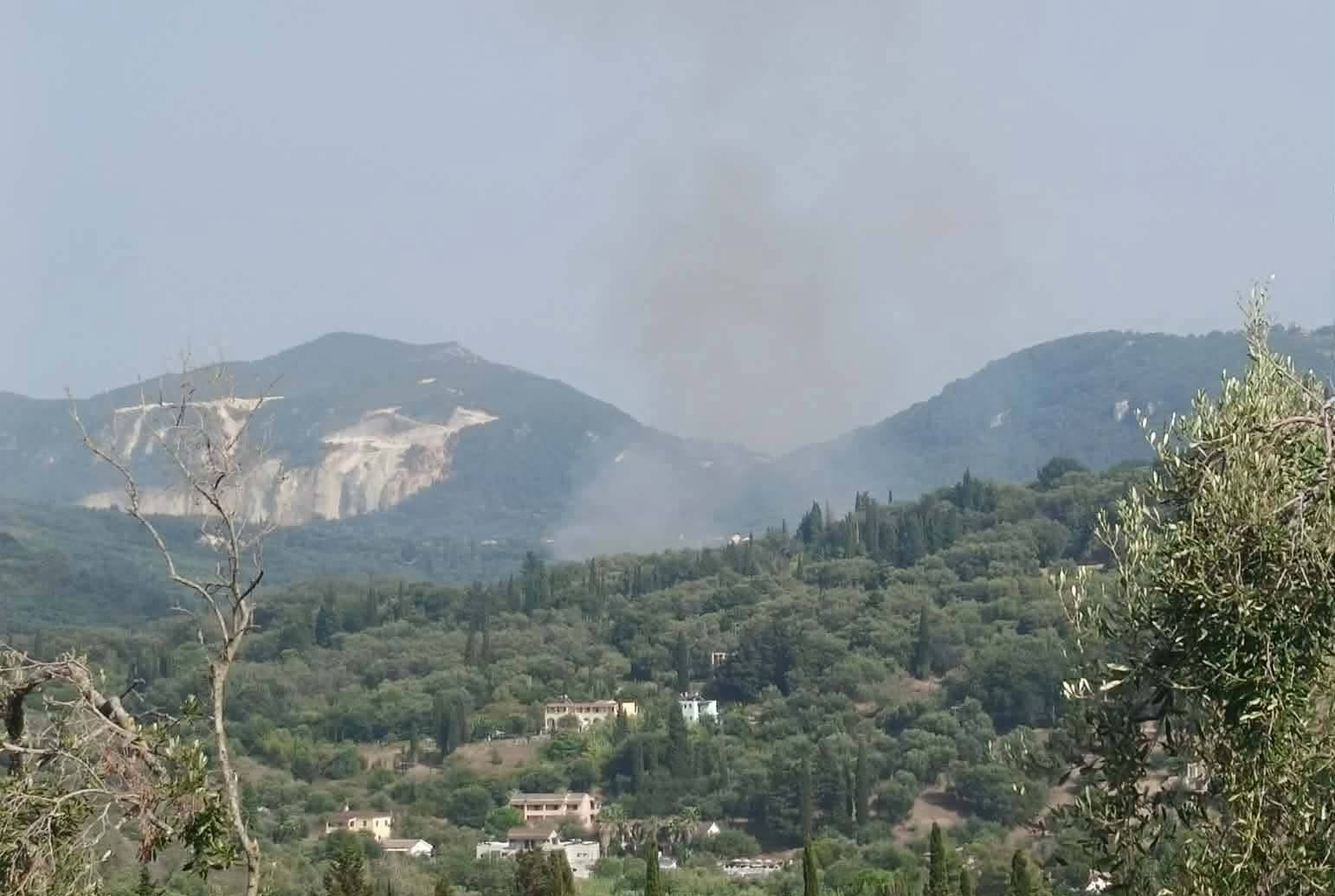 Πυρκαγιά σε δασική έκταση στον Άγιο Γεώργιο Κέρκυρας – Επιχειρούν 24 πυροσβέστες και 6 αεροσκάφη Πυρκαγιά σε δασική έκταση στον Άγιο Γεώργιο Κέρκυρας – Επιχειρούν 24 πυροσβέστες και 6 αεροσκάφη
