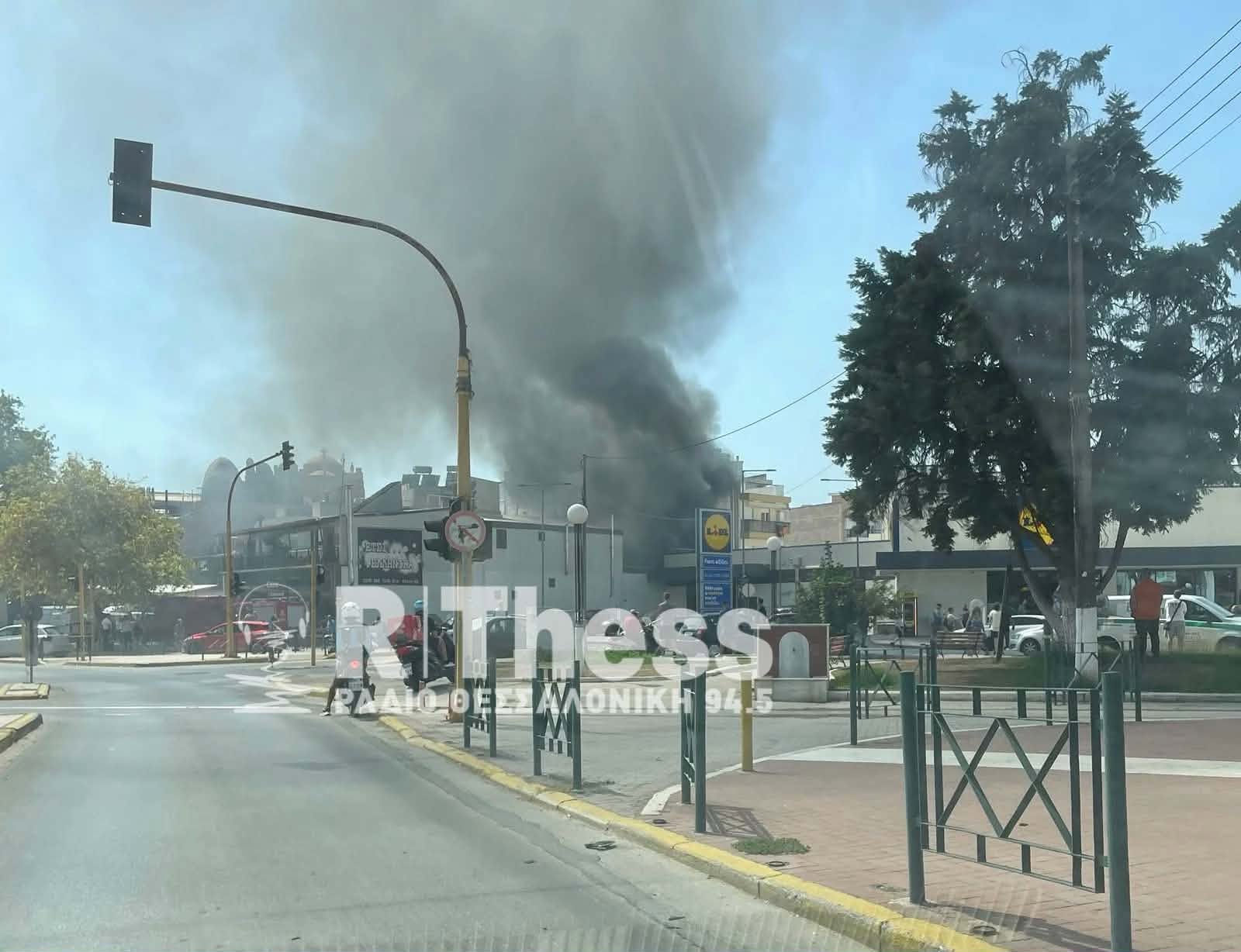 Πυρκαγιά σε ημιώροφο κατοικίας επί της οδού Μακεδονίας στον Εύοσμο Θεσσαλονίκης Πυρκαγιά σε ημιώροφο κατοικίας επί της οδού Μακεδονίας στον Εύοσμο Θεσσαλονίκης