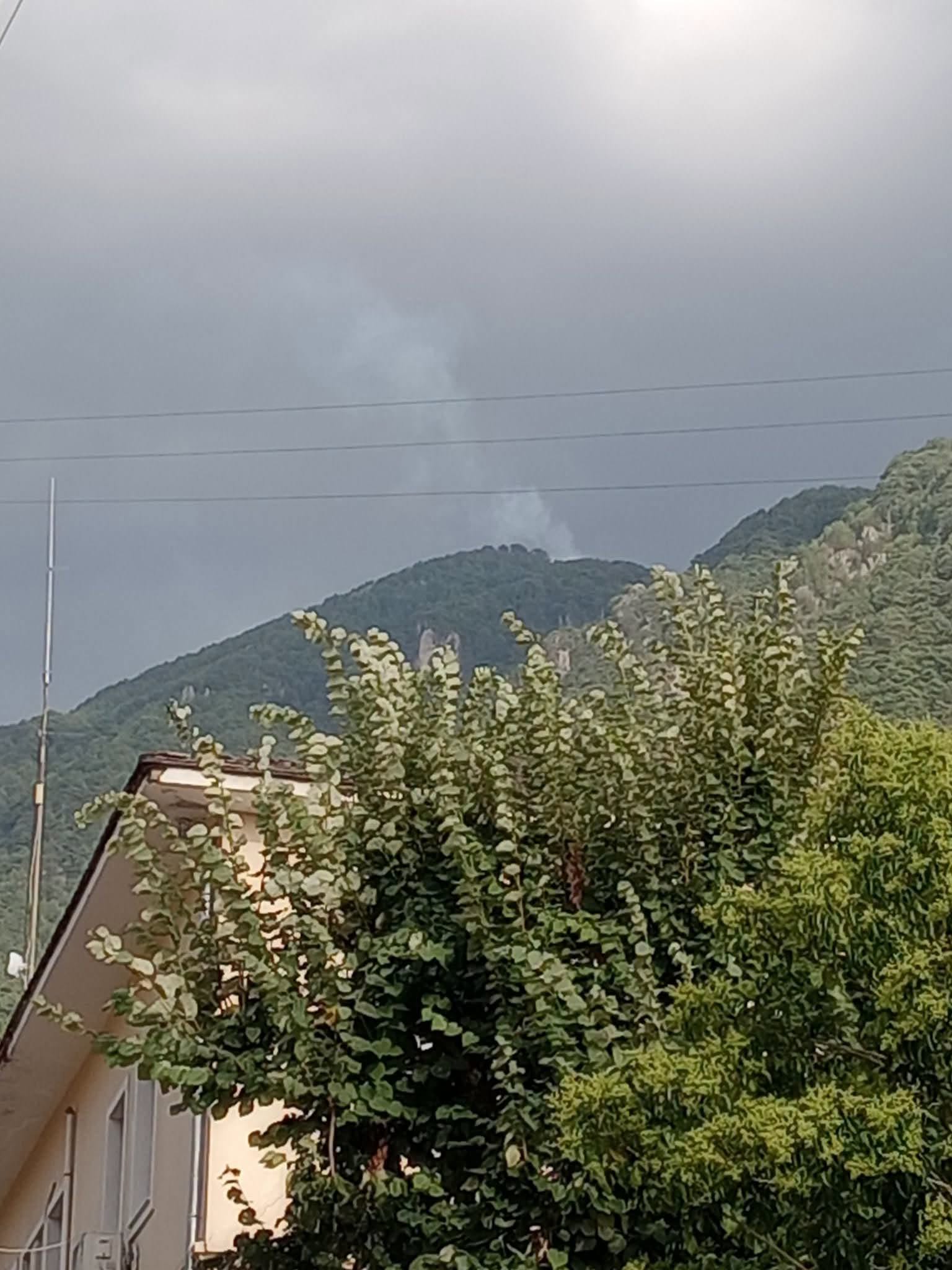 Πυρκαγιά σε δασική έκταση στην Τραπεζίτσα Κόνιτσας – Επιχειρούν 6 πυροσβέστες και 2 ελικόπτερα Πυρκαγιά σε δασική έκταση στην Τραπεζίτσα Κόνιτσας – Επιχειρούν 6 πυροσβέστες και 2 ελικόπτερα