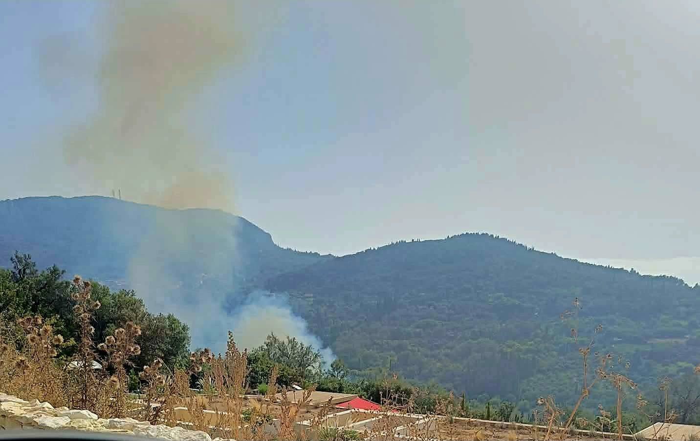 Πυρκαγιά σε δασική έκταση στον Άγιο Γεώργιο Κέρκυρας – Επιχειρούν 24 πυροσβέστες και 6 αεροσκάφη Πυρκαγιά σε δασική έκταση στον Άγιο Γεώργιο Κέρκυρας – Επιχειρούν 24 πυροσβέστες και 6 αεροσκάφη