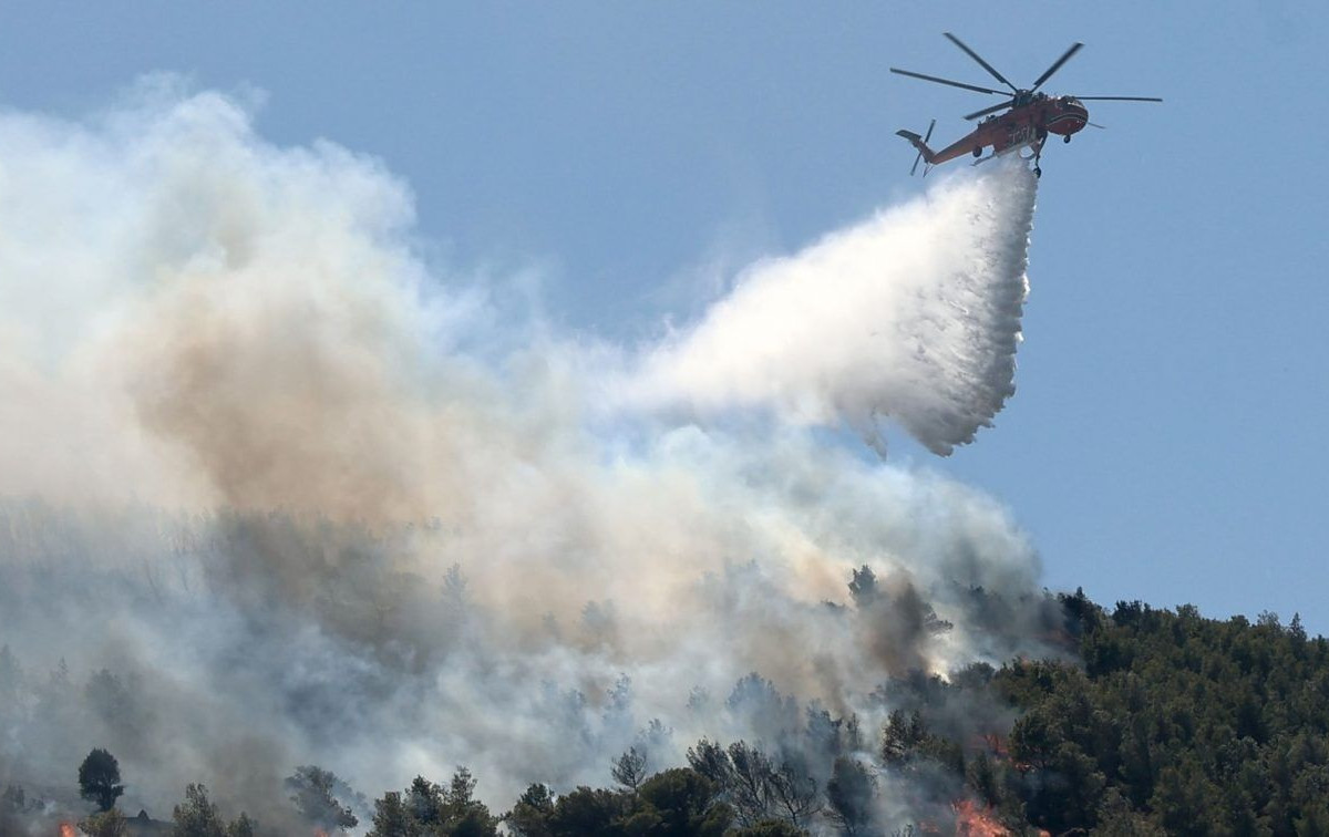 Πυρκαγιά σε δασική έκταση στους Ρωγούς Καλαβρύτων – Επιχειρούν 10 πυροσβέστες και 1 ελικόπτερο