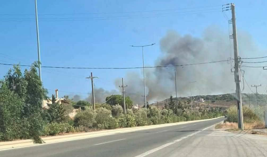 Ενισχύθηκαν οι δυνάμεις στην πυρκαγιά στο Καλοπήγαδο Λαυρεωτικής