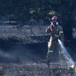 Πυρκαγιά σε χαμηλή βλάστηση στο Διμηνιό Κορινθίας – Επιχειρούν 21 πυροσβέστες και 1 ελικόπτερο