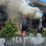 Πυρκαγιά σε χώρο κτιρίου στον Πειραιά – Επιχειρούν 14 πυροσβέστες