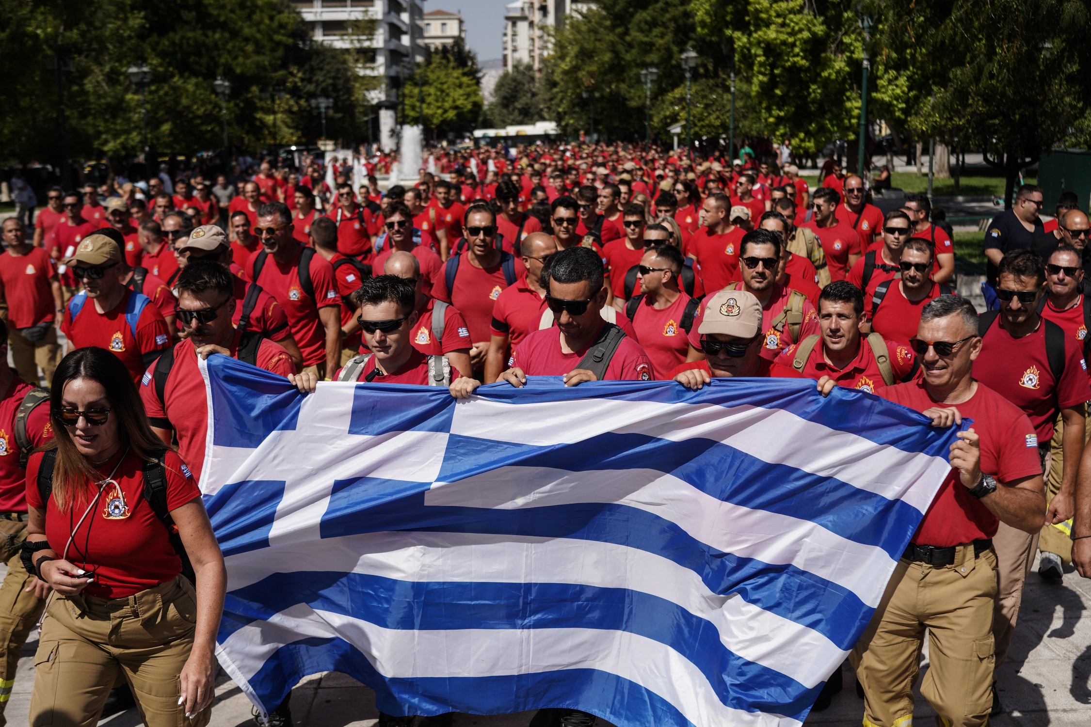 Στο Σύνταγμα οι εποχικοί πυροσβέστες – Ζητούν μόνιμη εργασία και σταθερή παρουσία όλο τον χρόνο