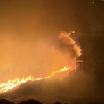 Πυρκαγιά σε χαμηλή βλάστηση στην περιοχή Κώστος Πάρου – Επιχειρούν 8 πυροσβέστες