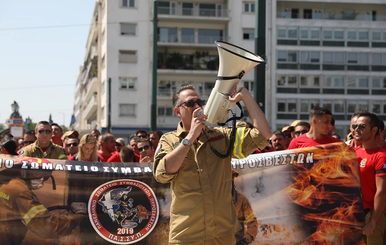 Στο Σύνταγμα οι εποχικοί πυροσβέστες – Ζητούν μόνιμη εργασία και σταθερή παρουσία όλο τον χρόνο Στο Σύνταγμα οι εποχικοί πυροσβέστες – Ζητούν μόνιμη εργασία και σταθερή παρουσία όλο τον χρόνο