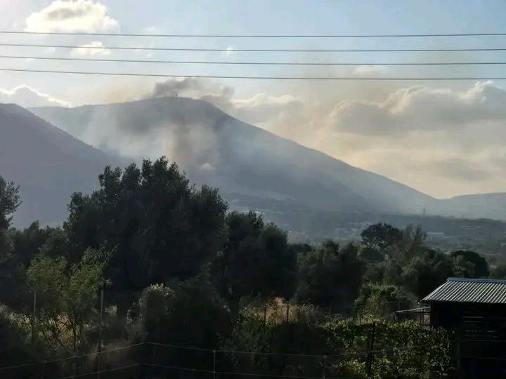 Πυρκαγιά σε χαμηλή βλάστηση στην περιοχή Άγιος Στυλιανός στον Κουβαρά Αττικής