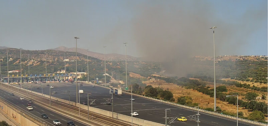Πυρκαγιά σε χαμηλή βλάστηση επί της οδού Αμπελώνος στην Παιανία