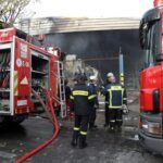 Πυρκαγιά σε χώρο συνάθροισης κοινού στο Αιγάλεω – Επιχειρούν 18 πυροσβέστες