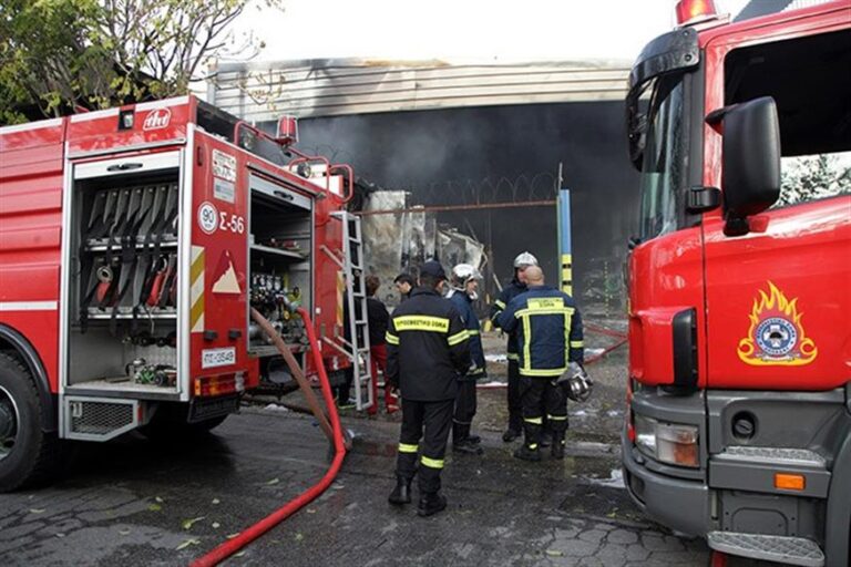 Πυρκαγιά σε χώρο συνάθροισης κοινού στο Αιγάλεω – Επιχειρούν 18 πυροσβέστες
