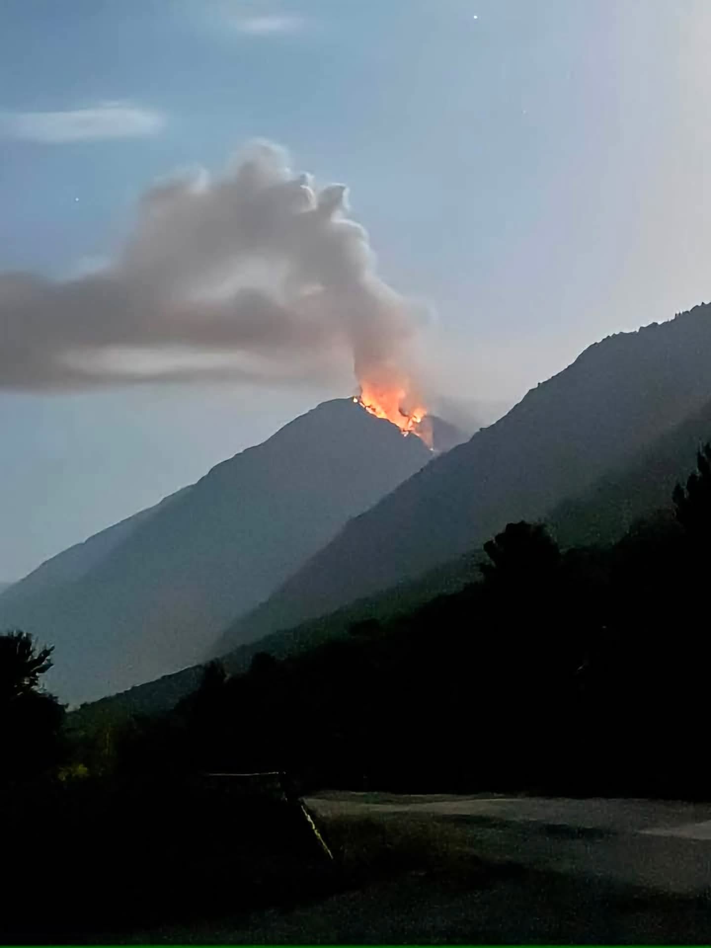 Ενισχύθηκαν οι δυνάμεις στην πυρκαγιά στην Τραπεζίτσα Κόνιτσας – Επιχειρούν 85 πυροσβέστες και 5 ελικόπτερα Ενισχύθηκαν οι δυνάμεις στην πυρκαγιά στην Τραπεζίτσα Κόνιτσας – Επιχειρούν 85 πυροσβέστες και 5 ελικόπτερα