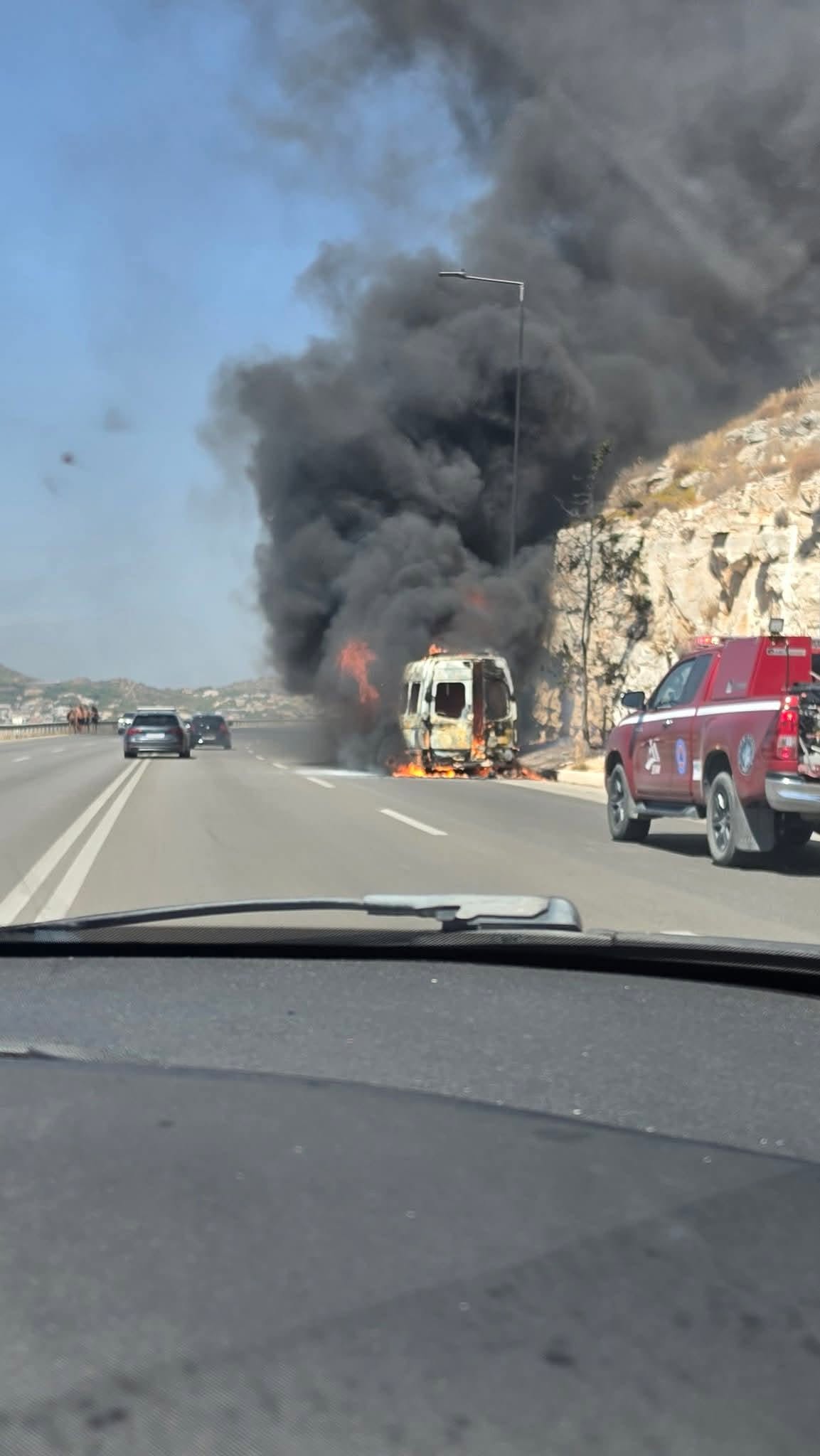 Πυρκαγιά σε λεωφορείο επί της Λεωφόρου Αθηνών – Σουνίου στην Βουλιαγμένη Πυρκαγιά σε λεωφορείο επί της Λεωφόρου Αθηνών – Σουνίου στην Βουλιαγμένη