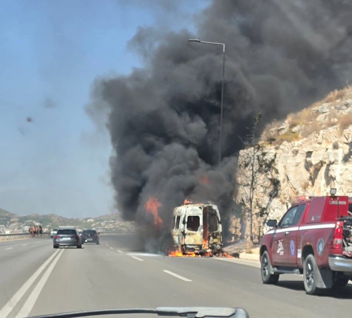 Πυρκαγιά σε λεωφορείο επί της Λεωφόρου Αθηνών – Σουνίου στην Βουλιαγμένη