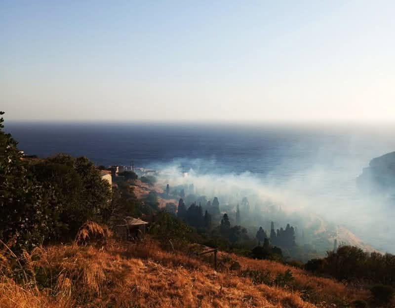 Πυρκαγιά σε χαμηλή βλάστηση στο Συνέτι Άνδρου – Επιχειρούν 8 πυροσβέστες και 2 ελικόπτερα Πυρκαγιά σε χαμηλή βλάστηση στο Συνέτι Άνδρου – Επιχειρούν 8 πυροσβέστες και 2 ελικόπτερα