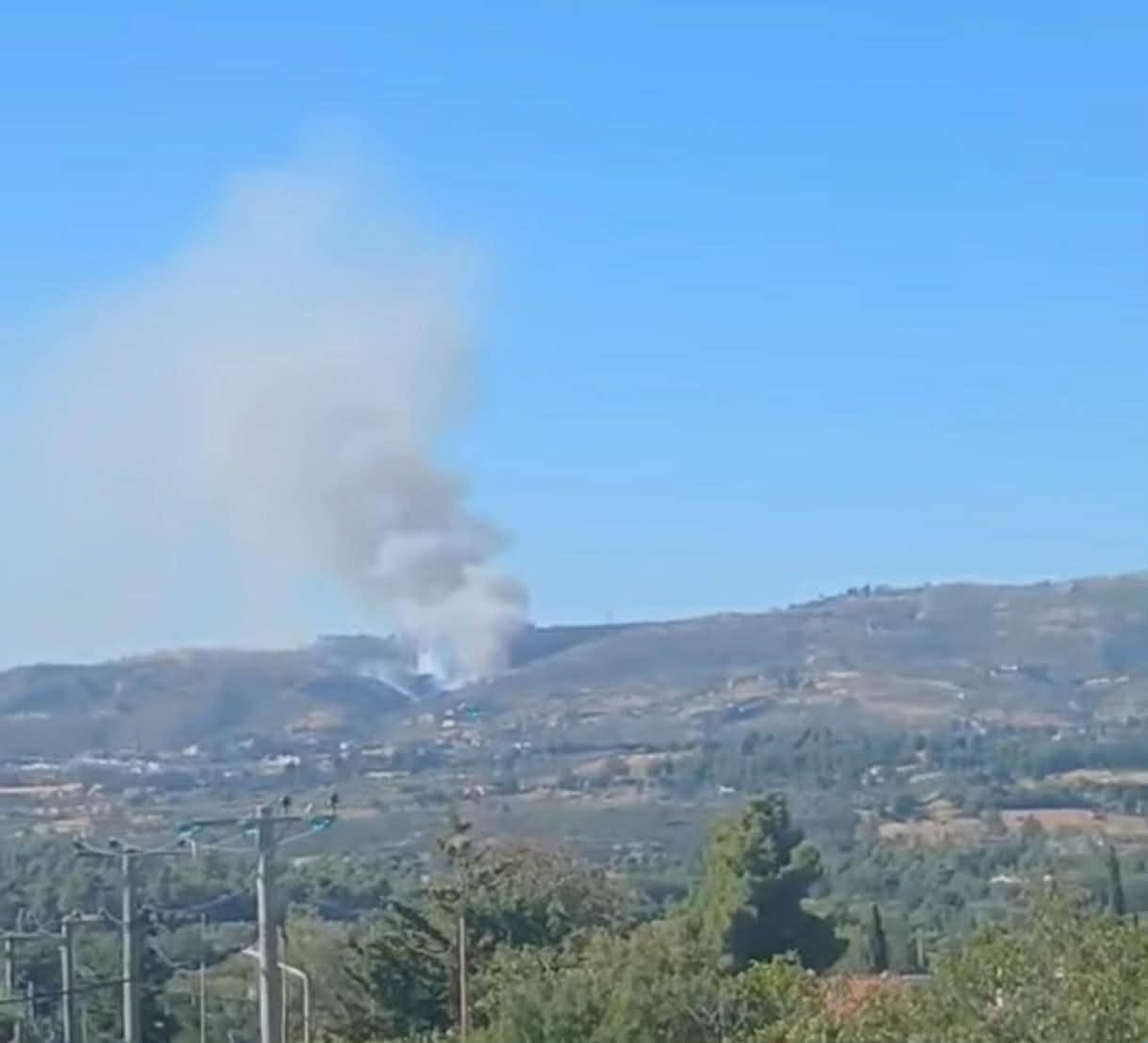 Πυρκαγιά σε χαμηλή βλάστηση στη Δροσοπηγή Αττικής – Επιχειρούν 50 πυροσβέστες και 5 εναέρια μέσα