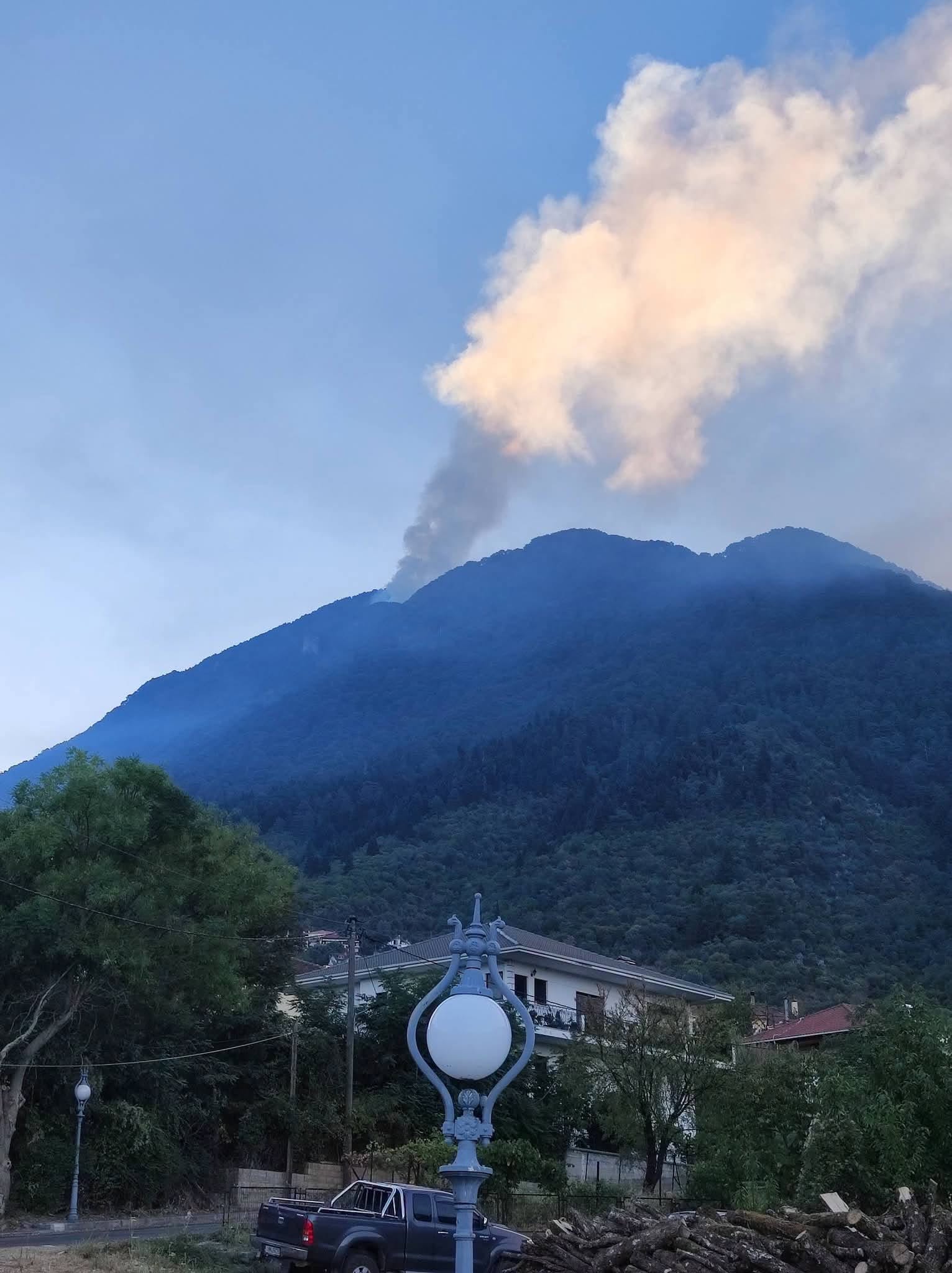 Μαίνεται η δασική πυρκαγιά στην περιοχή Τραπεζίτσα Κόνιτσας