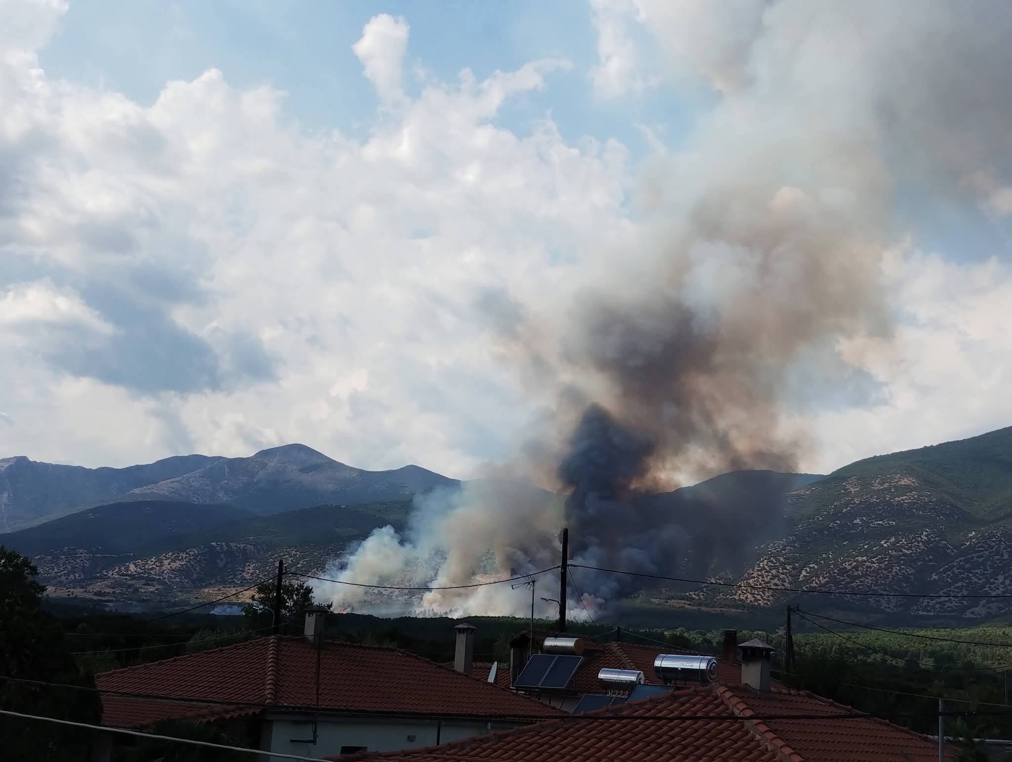 Φωτιά στο Πετροχώρι Ξάνθης – Στη μάχη 18 πυροσβέστες και εναέρια μεσα Φωτιά στο Πετροχώρι Ξάνθης – Στη μάχη 18 πυροσβέστες και εναέρια μεσα