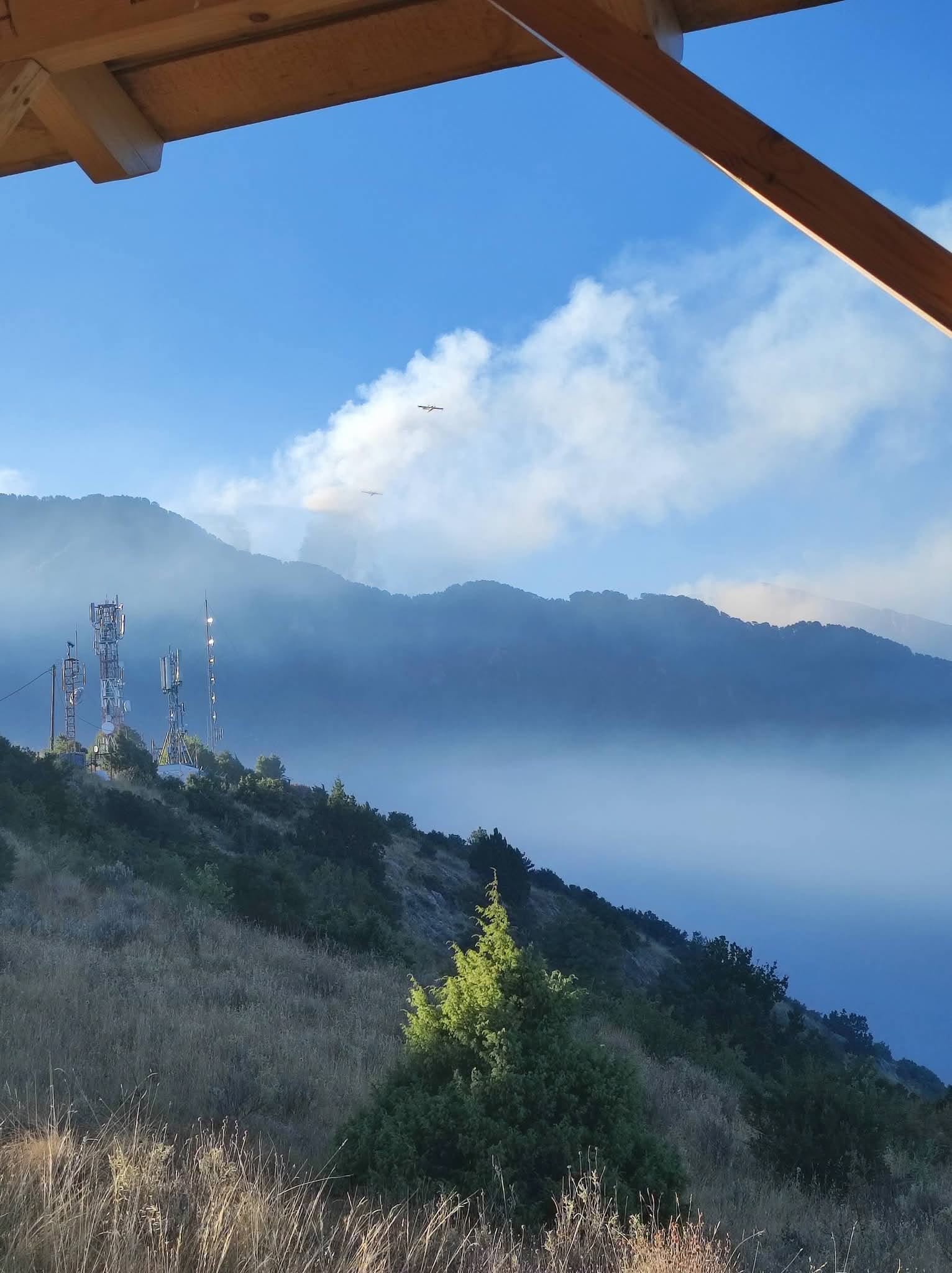 Μαίνεται η δασική πυρκαγιά στην περιοχή Τραπεζίτσα Κόνιτσας