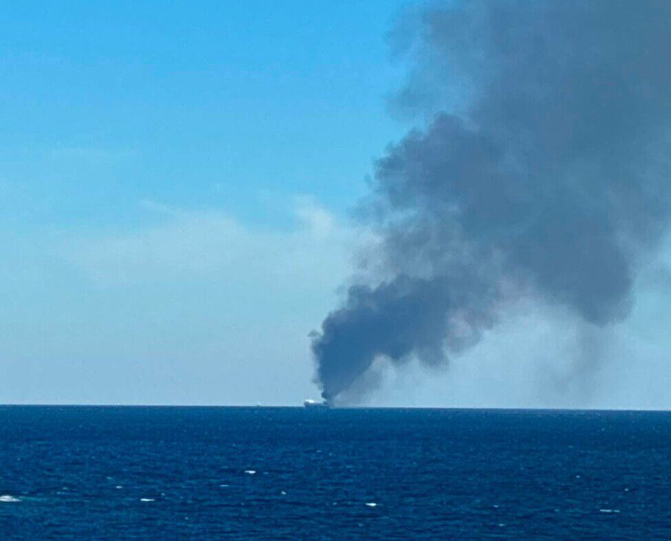Πυρκαγιά σε οχηματαγωγό πλοίο βόρεια της Μυκόνου Πυρκαγιά σε οχηματαγωγό πλοίο βόρεια της Μυκόνου