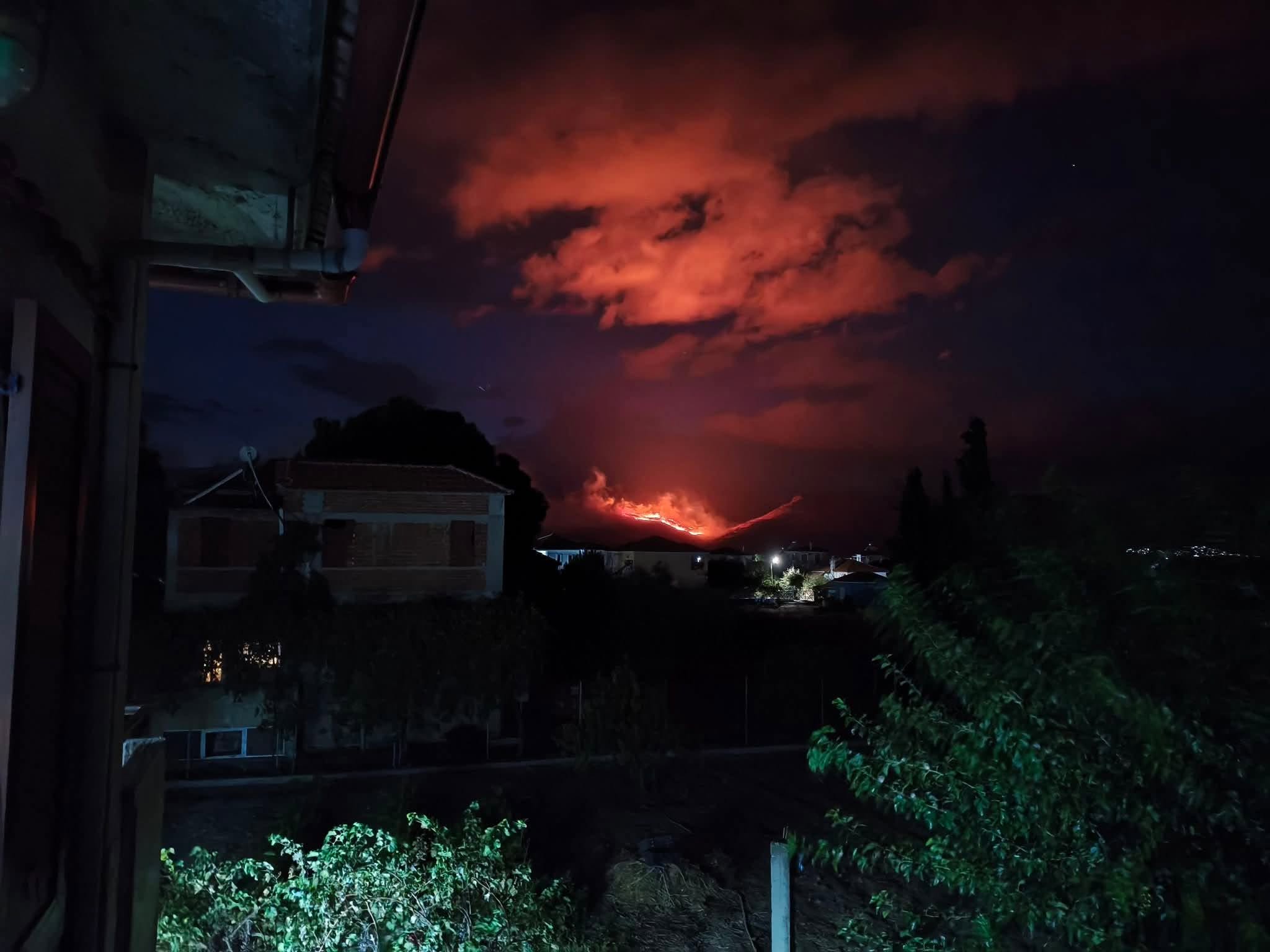 Πυρκαγιά σε χαμηλή βλάστηση στα Παράκοιλα Λέσβου