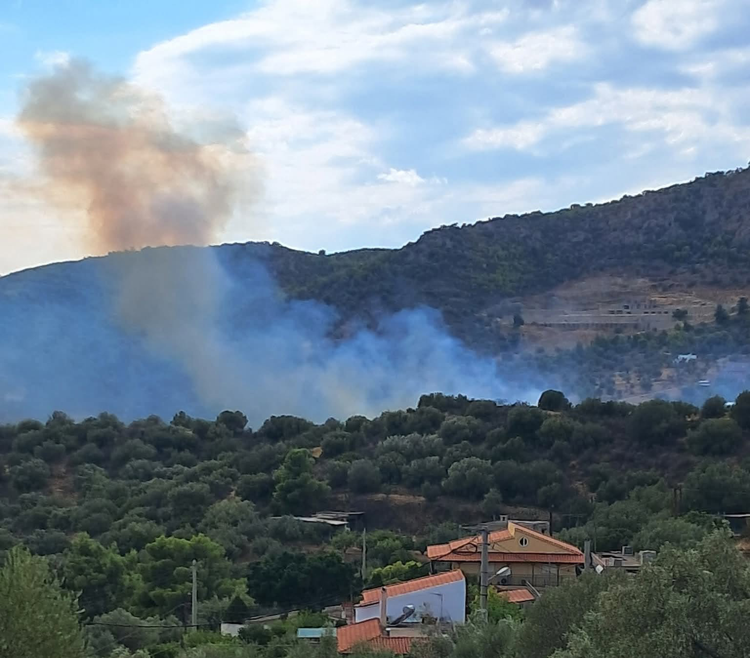 Πυρκαγιά σε χαμηλή βλάστηση στην περιοχή Πέρανι της Σαλαμίνας