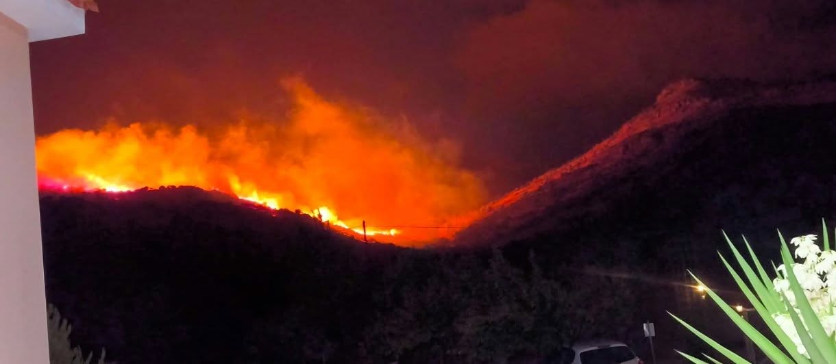 Πυρκαγιά σε χαμηλή βλάστηση στα Παράκοιλα Λέσβου Πυρκαγιά σε χαμηλή βλάστηση στα Παράκοιλα Λέσβου
