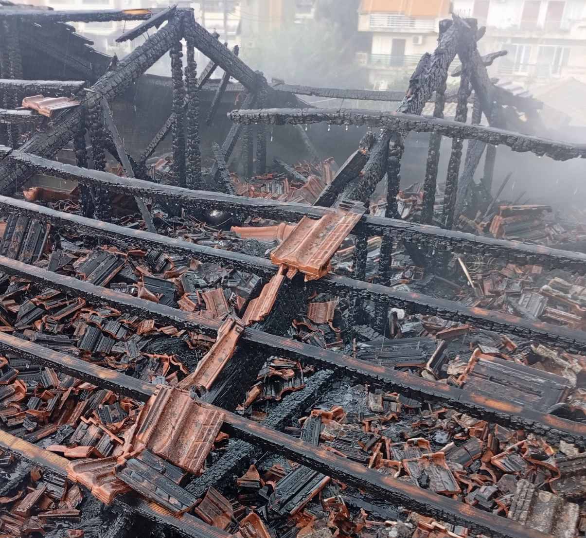 Πυρκαγιά σε σκεπή κτιρίου διαμερισμάτων στην Κέρκυρα