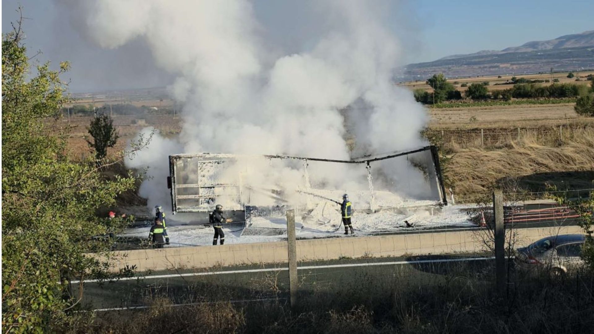Πυρκαγιά σε φορτηγό όχημα επί της Εγνατίας Οδού στο ύψος του Δρεπάνου Κοζάνης Πυρκαγιά σε φορτηγό όχημα επί της Εγνατίας Οδού στο ύψος του Δρεπάνου Κοζάνης