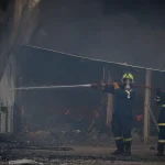 Πυρκαγιά σε χώρο εργοστασίου στο Βαθύ Χαλκίδας – Επιχειρούν 18 πυροσβέστες