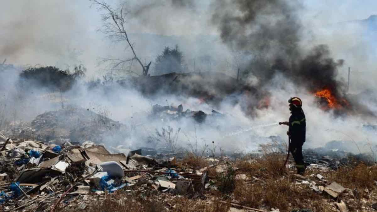 Πυρκαγιά σε απορρίμματα στον Ασπρόπυργο Αττικής