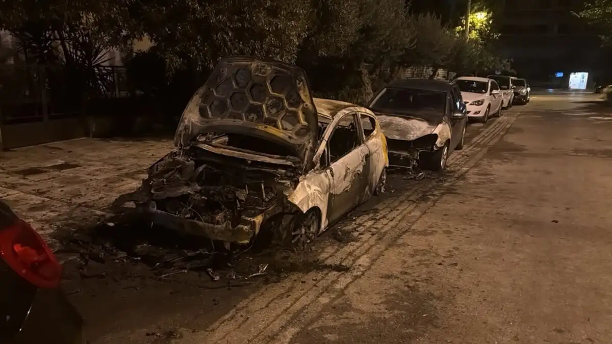 Ηλιούπολη: Κατασβέστηκε πυρκαγιά σε Ε.Ι.Χ. οχήματα – Επιχείρησαν 6 πυροσβέστες