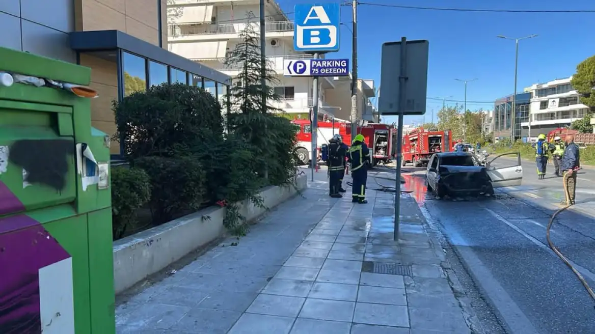 Πυρκαγιά σε Ι.Χ όχημα επί της λεωφόρου Μεσογείων στην Αγία Παρασκευή Πυρκαγιά σε Ι.Χ όχημα επί της λεωφόρου Μεσογείων στην Αγία Παρασκευή